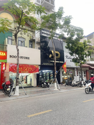 bán nhà 3 tầng mặt phố hai bà trưng gần viện đa khoa quốc tế, vỉa hè rộng