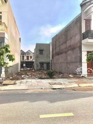 cần bán lô đất cặp nằm mặt tiền đường lớn, giáp bình chánh, 10x18 full thổ, xây dựng tự do, kế kdc