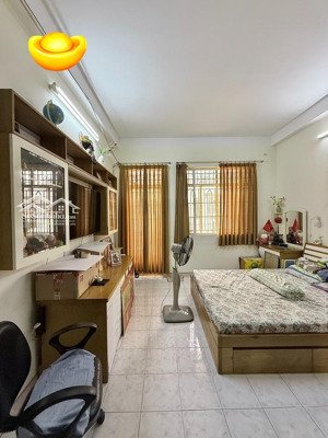 bán nhà ngay mặt tiền quận 4, ngang 5,5m đối diện công viên khánh hội, giá nhỉnh 19, x tỷ