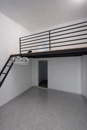 nhà mới xây có phòng mặt tiền và 2 phòng trong có gác phù hợp ở lâu dài