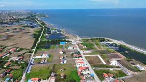 đất biển thịnh long nằm cách biển tầm 80m, nằm trong khu kinh tế ninh cơ