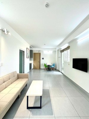 căn hộ cho thuê view hồ tầng thấp đủ nội thất có tivi- căn góc 2 ban công 6tr/bao phí quản lí