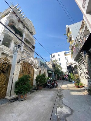 bán đất 1 sẹc liên khu 1-6 (gần ngã tư 4 xã) - dt: 4m x 18m (sổ riêng) - giá: 5,45 tỷ thương lượng