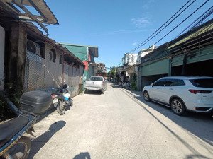 cho thuê nhà làm văn phòng , kho hàng, dt 100m x2 tầng tại ngõ 214 nguyễn xiển ,ô tô tránh 13,5tr