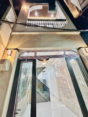 tôi bán nhà 99 m2, 1 trệt, 1 lầu, sân thương, tuyệt đẹp. quận 4. giá : 5,19 tỷ