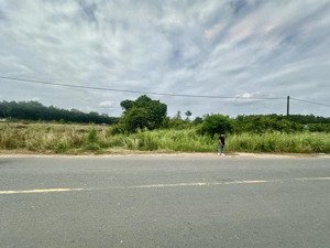 chủ cần tiền cần bán gấp 2ha mặt tiền đt 749 long nguyên skc 9000m2 đóng tiền 1 lần 2051, giá 70 tỷ