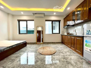 chdv 6 tầng thang máy -dt 70 tr/th- 15 pkk - mt vip 9,2m - đã full phòng - 2 thoáng