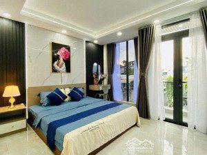 nhà mới 4 tầng thang máy 2 mặt tiền, hẻm kinh doanh tốt .
gần đường thống nhất,quang trung