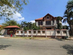 siêu biệt thự 3 mặt tiền đường 34 (phố villa) q. 2, dt: 20 x 30m, đối diện landmark 81