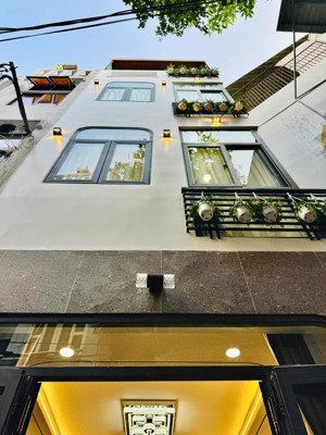 nhỉnh 7 tỷ, sở hữu ngay nhà 4 tầng (5pn) đẹp, full nội thất, ngang to 5.3m hoàng hoa thám, pn