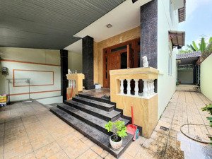 bán căn nhà biệt thự khu ao sen tên lửa, cấu trúc nhà có hầm 3 lầu gần aeon mall bình tân