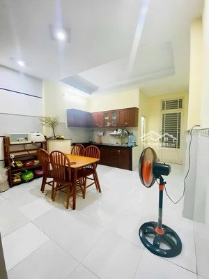 nhà đúc 2 tầng - dt: 4x13 - hạ 15otr - ngay tân kỳ tân quý - chỉ 5,75t