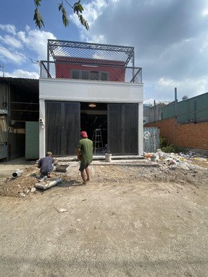 mặt đường nhựa 8m - xe tải đỗ cửa - ngay tỉnh lộ 10 - 128m2 - nhà mới sắp hoàn thiện