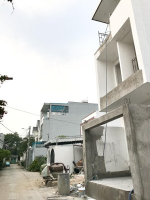 chỉ 5.5 tỷ, ngay bưng ông thoàn - nhà mới 3 tầng - dtsd 165m2 - đường xe hơi 5m - phú hữu - q9