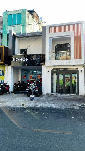 nhà mặt tiền gần đường 3/2, quận 11, ngang 4m dài 20m, đường 12m có lề, nhỉnh 9 tỷ