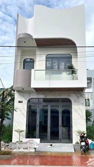 bán nhà 1 trệt 1 lầu sát chợ tổng 120m2 giá 1tỷ8