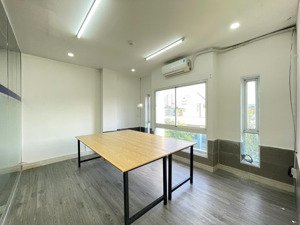 chính chủ cho thuê văn phòng đẹp 110m2 đã ngăn sẵn các phòng ở hòa hưng quận 10