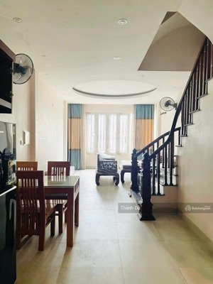 cho thuê nguyên căn thạch bàn- 45m2-5t ga ra ô tô, 4 ngủ giá 12,5 tr / tháng