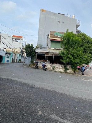 hot hot hot, ô tô ngủ trong nhà. nhà 2 mặt tiền thông phạm văn đồng, nhà dài 2 mặt tiền trước sau.