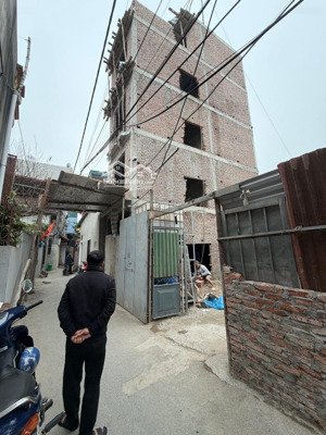 nhà ngãi cầu 32m - 5 tầng đơn lập - ngõ thông - vf3 đỗ cửa giá - 6 tỷ -xây mới - 2 mặt thoáng, sáng