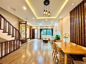 nhà mới 4 tầng ô tô vào tận nhà mặt hồ hoàng cầu đống đa