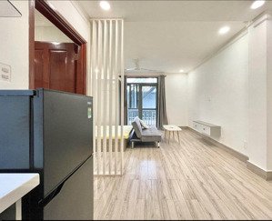 cho thuê chdv rộng 40m2 gần chợ bà chiểu full nội thất có ban công ở nơ trang long q. bình thạnh