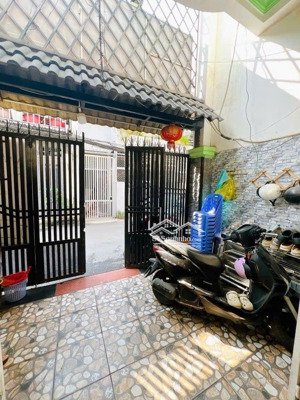 bán đất có nhà cũ ở vị trí đẹp 1/đường 6m ô tô thông sát mt shr vuông đẹp ngang 8m tiện xây mới