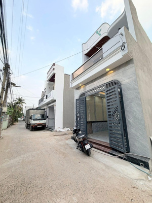 chủ gửi bán căn nhà 1 trệt 1 lầu phường biên hoà. dt: 4,2x19,4=81,6m2. giá: 3tỷ950