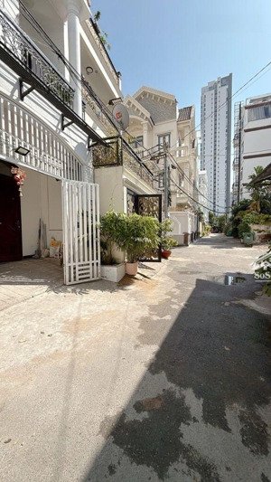 giá 9,5 tỷ nhà 4 tầng- 63m2- xe hơi tránh nhau- đường lê thị chợ- phường phú thuận - quận 7