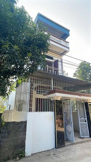 chính chủ bán nhà 3 tầng hơn 100m2 ngay gần uỷ ban xã sen trì bình yên thạch thất