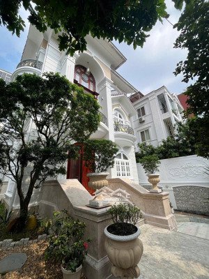 siêu khan hiếm 4 tầng hồ bơi quận 2. mt nguyễn bá huân. 8 x 28m. cn 242m2. hđt 3500$. giá 32.2 tỷ