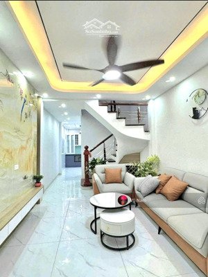 - siêu phẩm đón tết, đường láng, ngõ ba gác kinh doanh, 40m ra phố, thoáng sáng, giá : 9.5 tỷ tl