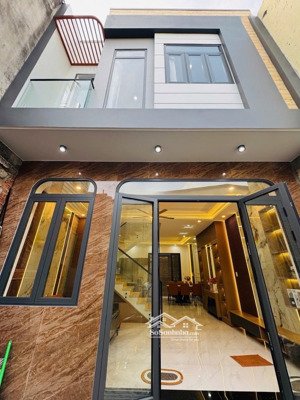 nhà mới ngay đường chiến lược. gần chợ bình trị đông. dt 57m2. 2 tầng. chỉ 5,x tỷ ( x trung học)