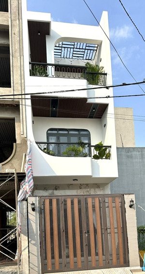 chính chủ bán nhà xây mới,nội thất thiết kế cao cấp.