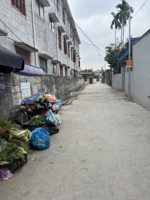 cách chợ cung 80m ngay sau trường mầm non trường thành , nằm giữa khu công nghiệp tràng duệ 1-2-3