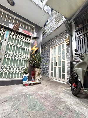 bán nhà đ.đoàn văn bơ dt:24.5m, chỉ 2.85t, luu thông xóm chiếu, tôn đản gần trường nguyễn tất thành