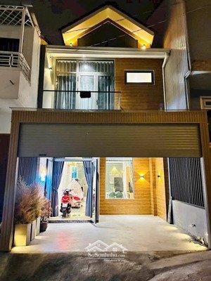 nhà mới đẹp đã hoàn công có sân đậu oto 7 chổ cách chợ đà lạt hồ xuân hương 2km