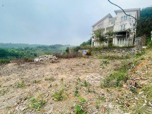 385m nằm trong khuôn viên khu ( beverly hill ) cư yên . lương sơn