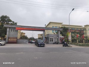 gia đình cần bán lô góc trục chính, kinh doanh, ngay sau trường đại học luật giá chỉ 6, xtr/m