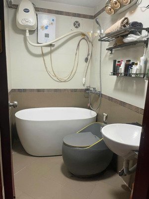 bán nhà 4 tầng dân xây 32m2, bắc biên ngọc thụy long biên hà nội . 2 ngủ , giá bán: 7 tỷ .