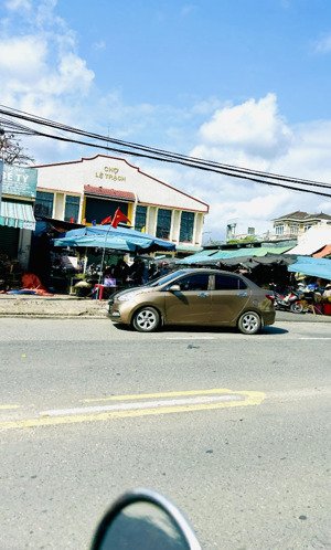 chính chủ bán lô sạch đẹp vuông vức sau lưng chợ lệ trạch chạy vào chỉ hơn 1tỷ