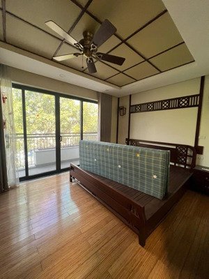 bán thảo nguyên đối diện trung tâm thương mại mặt nước,gần chung cư