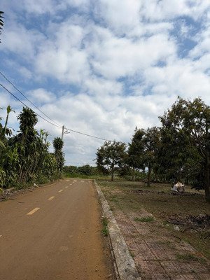 cần bán gấp lô đất mặt tiền đường nhựa khu dân cư, cách ủy ban xã, trường học 1km, 80m tc