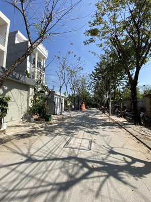 hơn 4 tỷ còn tl -nhà đẹp tt long trường q9-gần q2-3 tầng-55m2 -ngang 5.5m - 4pn- đường 10m