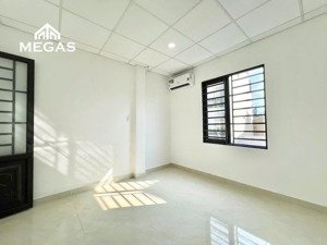 phòng cao cấp cửa sổ thoáng ánh sáng trực tiếp ngay cầu hoàng hoa thám