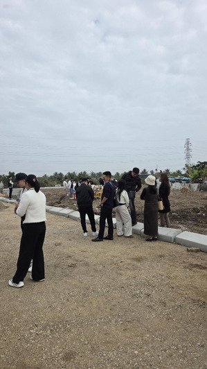 siêu phẩm 20 lô đất f0 giá chưa qua đầu tư anh chị ạ.
diện tích từ 50m2 - 70m2 / lô