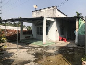 đất xe oto 2 mt mặt trước 10.6m sau 12.1m có nhà cấp 4 có đường điện cao thế trước nhà, sau có suối