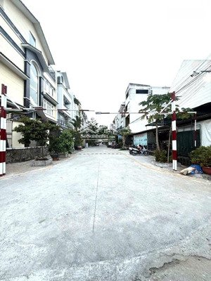 bán gấp lô đất 2 mặt tiền đường khu dân cư,dt 10x21, gần ngay siêu thị vivo city, giá 29 tỷ tl