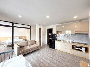 căn hộ chung cư 50m2 có ban công cửa sổ thoáng - thang máy mới ngay gần ngã 6 cộng hoà quận 5.