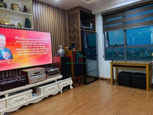 cho thuê căn góc tòa n03t1 ngđ đã sửa thành 2pn thoáng rộng rãi view hồ giá chỉ 15tr. lh 